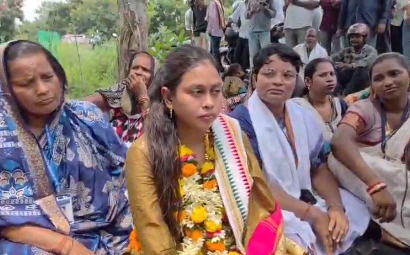Chameli Ojha Continues Protest, Seeks Suspension of Mahakalapada BDO and IIC